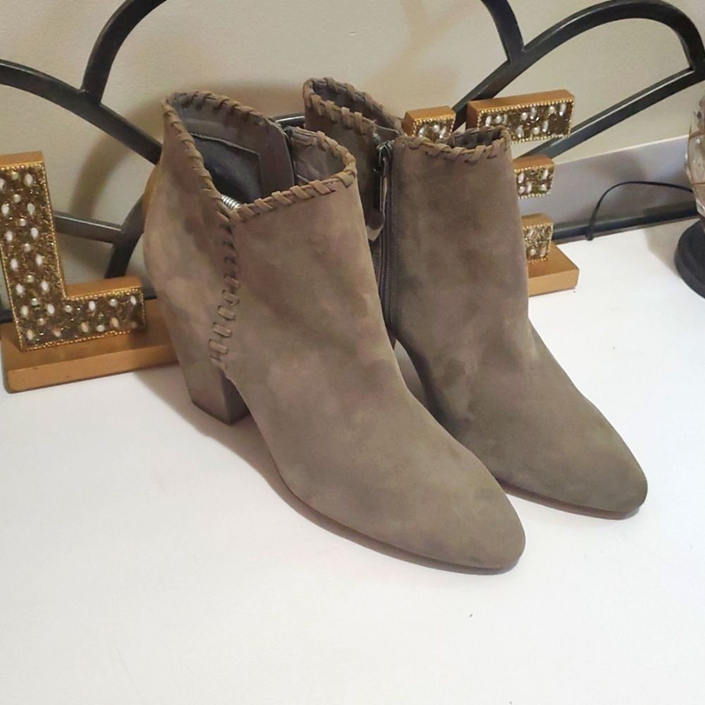 1.State Mylo Taupe Suede Block Heel Round Toe Side Zip Ankle Booties Sz 11 NWOT